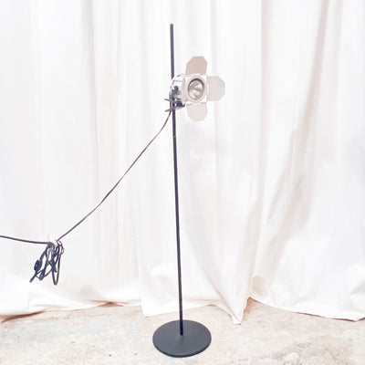 Retro Industrial Spotlight Floor Lamp – Adjustable Lighting for Modern Spaces