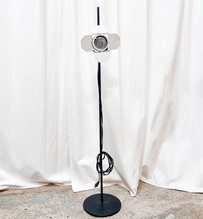 Retro Industrial Spotlight Floor Lamp – Adjustable Lighting for Modern Spaces