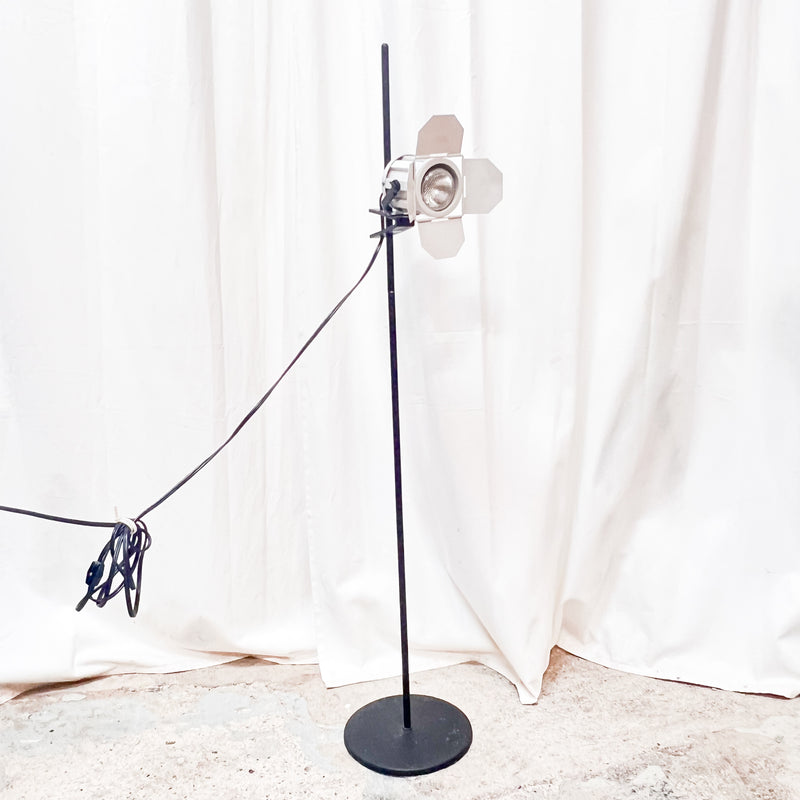 Retro Industrial Spotlight Floor Lamp – Adjustable Lighting for Modern Spaces